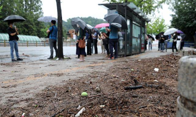 9일 오전 지난밤 중부지역에 기록적인 폭우로 물에 잠긴 서울 동작역 앞 버스정류장에서 시민들이 버스를 기다리고 있다. 뉴스1