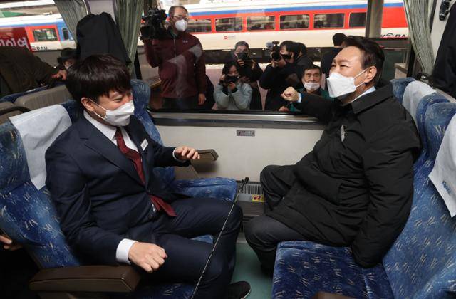 지난 2월 이준석 국민의힘 대표와 윤석열 당시 국민의힘 대선 후보가 전주역에서 '열정열차'에 탑승해 있다. 전주=연합뉴스