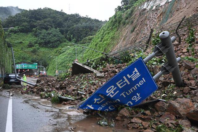 수도권 등 중부지방에 내린 집중 호우로 피해가 잇따른 9일 오전 경기 용인시 용인서울고속도로 동탄 방면 하산운터널 인근 옹벽에서 산사태가 발생해 차량 통행이 전면 통제되고 있다. 뉴시스