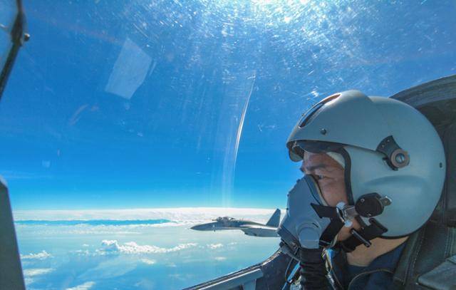 대만 지역을 담당하는 중국 인민해방군(PLA) 동부전구 사령부 소속 전투기가 7일 대만 주변 상공을 비행하고 있다. 난징=신화 연합뉴스