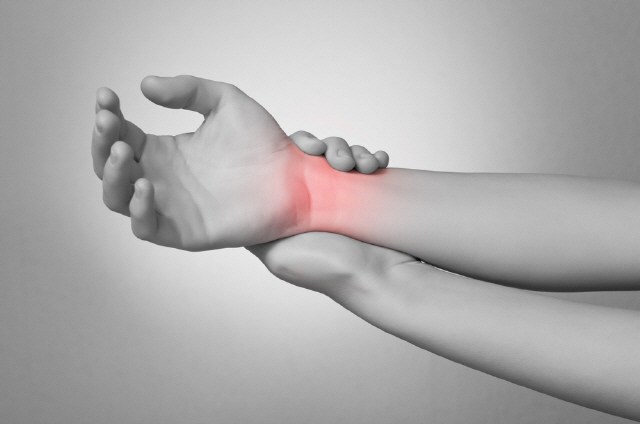 손목이 아플 때 의심할 수 있는 질환으로는 손목터널증후군, 손목건초염, 삼각섬유연골 복합체 파열이 있다./사진=클립아트코리아