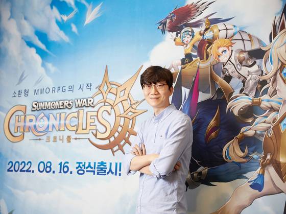 이주환 컴투스 대표이사가 지난 4일 신작 '서머너즈 워: 크로니클’ 포토월에서 포즈를 취하고 있다. 컴투스 제공
