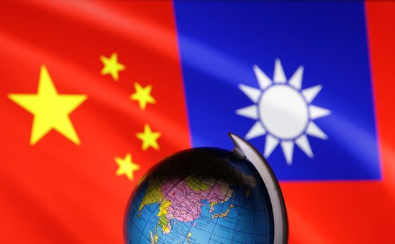 중국 국기 오성홍기(왼쪽)와 대만 국기 청천백일만지홍기 사이에 동아시아 지역이 보이는 지구의가 놓여 있다. [로이터=연합뉴스]