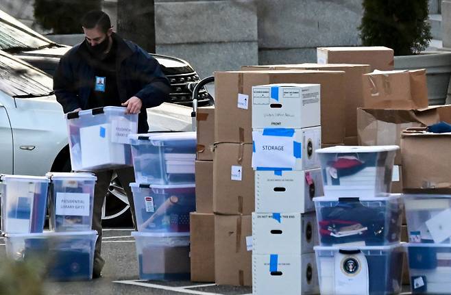 도널드 트럼프 전 미국 대통령의 퇴임을 앞둔 지난해 1월14일(현지시간) 한 직원이 백악관 집무실 밖으로 대량의 박스를 반출하고 있다. 워싱턴 | 로이터연합뉴스
