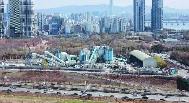 서울 성동구 응봉산에서 바라본 성수동 삼표레미콘 공장 전경. 국민일보DB