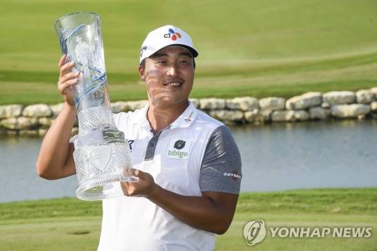 AT&T 바이런 넬슨 트로피 들어 올린 이경훈
[매키니 AP=연합뉴스]
