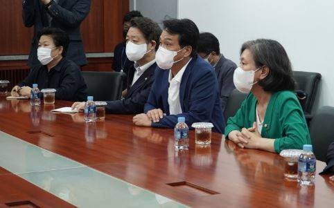 김건희 여사 논문 재조사 결과에 항의하기 위해 국민대학교를 찾은 국회 교육위원회 더불어민주당 의원들 / 사진=연합뉴스