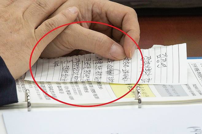 장상윤 교육부 차관이 9일 오전 국회에서 열린 교육위원회 전체회의에 출석해 권성연 대통령실 교육비서관의 이름이 적힌 쪽지를 건네받고 있다. / 사진 = 연합뉴스