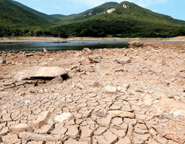 전남 완도군 보길도 수원지 `부황제`가 말라 바닥을 보이고 있다. [사진 출처 = 연합뉴스]