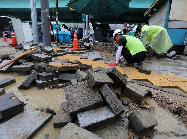 9일 오전 서울 관악구 신대방역 1번출구 인근 보도블럭이 폭우로 인해 파손돼 관계자들이 작업을 하고 있다. /사진=뉴시스