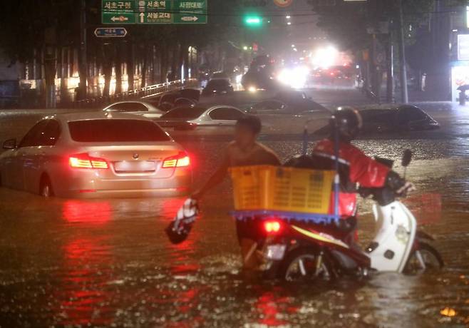 [서울=뉴시스] 조성우 기자 = 서울과 경기북부 등 수도권에 폭우가 내린 8일 오후 서울 강남구 일대 도로가 침수돼 차량이 잠겨 있다. 2022.08.08.