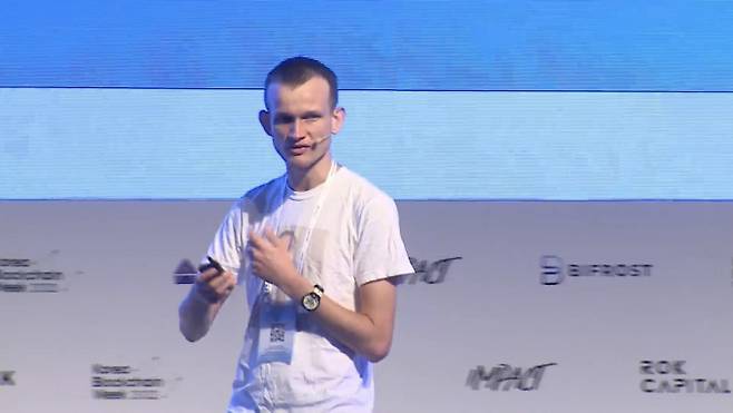 이더리움 창시자 비탈릭 부테린은 8일 서울 강남구 삼성동 그랜드인터콘티넨탈서울 파르나스 호텔에서 열린 '코리아블록체인위크 2022'(KBW2022)의 블록체인 컨퍼런스 'KBW2022:IMPACT'에 연사로 참석했다. /사진=KBW2022