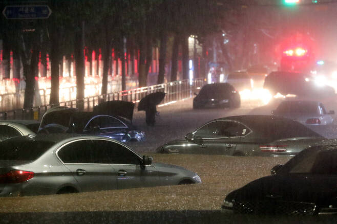 쏟아진 폭우로 전기차가 물에 잠겼더라도 각종 안전장치 덕에 감전 위험은 낮다. 사진은 지난 8일 내린 집중호우로 서울 강남구 일대 도로가 침수돼 차들이 물에 잠긴 모습. /사진=뉴시스