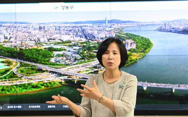 이수희 강동구청장이 8일 집무실에 설치된 디지털 상황판 앞에서 “강동구민이라고 하면 자부심을 느낄 수 있도록 강동의 체계적인 변화를 이끌어 내겠다”고 말했다. 김호웅 기자
