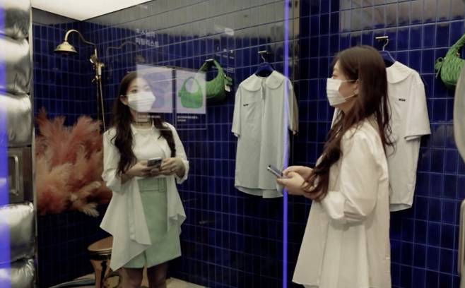 어플리케이션의 개인 개정을 스마트 미러에 연동해 볼 수 있다. 발란 커넥티드 스토어의 피팅룸. [발란]