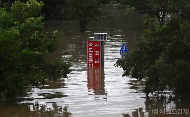 서울과 수도권 및 중부지방에 기록적인 폭우가 쏟아진 가운데 9일 서울 서초구 반포대교 일대 한강공원이 지난밤 내린 폭우로 인해 물에 잠겨있다. 임세준 기자