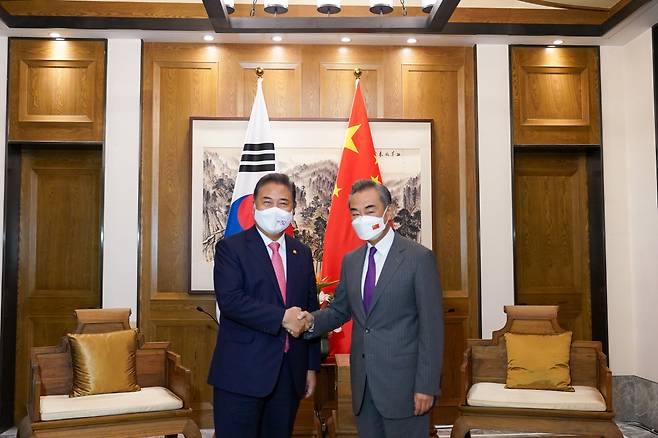 박진 외교부 장관이 9일 중국 칭다오시 지모구 지모고성군란호텔에서 왕이 중국 외교담당 국무위원 겸 외교부장과 회담에 앞서 악수하고 있다. [연합]