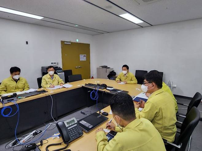 9일 새벽 1시 원희룡 국토교통부 장관이 풍수해 종합상황점검을 받고 있다.(사진 제공=국토교통부) *재판매 및 DB 금지