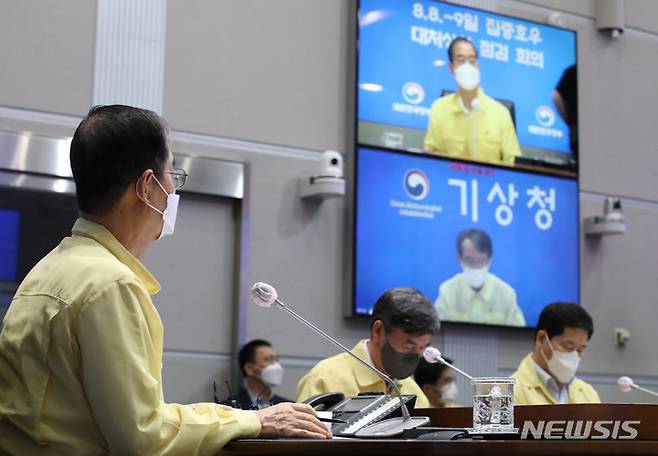 [서울=뉴시스] 김명원 기자 = 한덕수 국무총리가 9일 서울 종로구 정부서울청사에서 열린 '집중호우 대처상황 점검회의' 주재하며 발언하고 있다. 2022.08.09. kmx1105@newsis.com