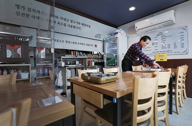 4월6일 서울 관악구 명가김치찌개를 운영하는 유덕현 관악구 소상공인연합회 회장이 점심 영업 이후 식당을 정리하고 있다.ⓒ시사저널 박정훈