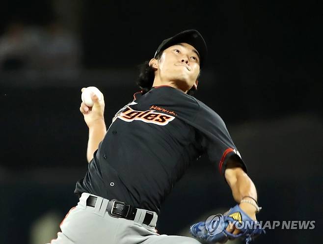 한화 윤산흠 역투 [연합뉴스 자료사진]