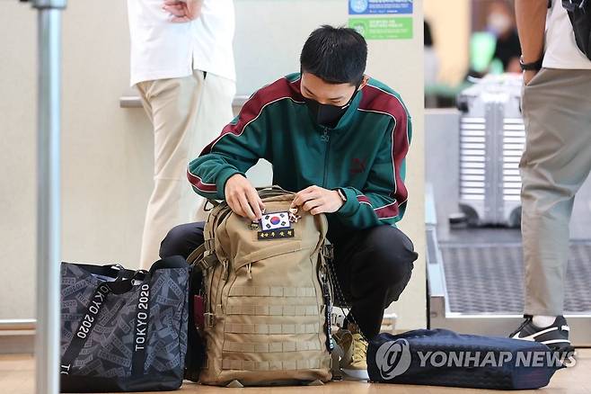 출국 전 짐 정리하는 우상혁 [연합뉴스 자료사진]