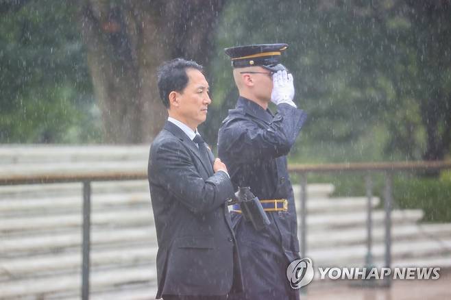 알링턴 국립묘지 방문한 박민식 국가보훈처장 (서울=연합뉴스) 박민식 국가보훈처장이 25일(현지시각) 워싱턴 D.C 알링턴 국립묘지를 방문, 무명용사의 묘역 위병 교대식을 참관한 후 참배하고 있다. 2022.7.26 [보훈처 제공. 재판매 및 DB 금지] photo@yna.co.kr