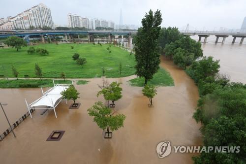 계속되는 집중호우에 잠겨버린 한강공원 (서울=연합뉴스) 김도훈 기자 = 서울을 비롯한 중부지방에 이틀째 집중호우가 계속된 9일 오후 서울 강동구 광나루 한강공원 일대가 잠겨 있다. 2022.8.9
    superdoo82@yna.co.kr