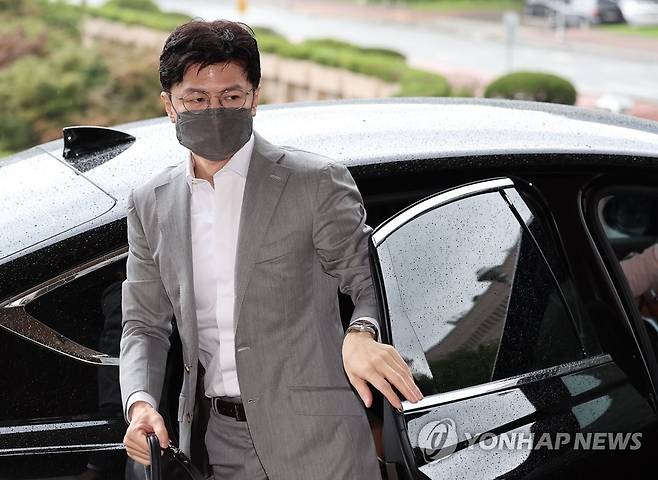 한동훈 법무부 장관 출근 (과천=연합뉴스) 임헌정 기자 = 한동훈 법무부 장관이 광복절 특별사면을 위한 사면심사위원회를 하루 앞둔 8일 오전 정부과천청사로 출근하고 있다. 2022.8.8 kane@yna.co.kr