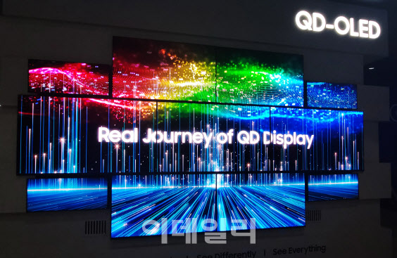 ▲‘K-디스플레이 2022’에서 삼성디스플레이가 국내 최초로 선보인 QD-OLED 제품들. (사진=삼성디스플레이)