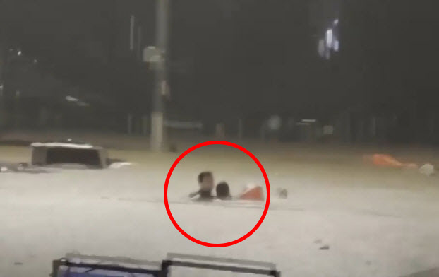 8일 오후 서초동 도로에서 물 속에 고립된 여성 운전자를 한 시민이 구조했다.(사진=JTBC 방송화면 캡처)