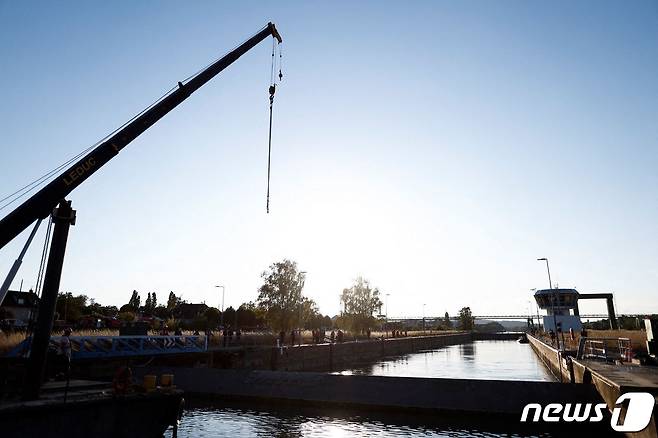 프랑스 파리 센강에서 발견된 벨루가를 바다로 돌려보내기 위한 작업이 준비되고 있다. ⓒ AFP=뉴스1 ⓒ News1 이유진 기자