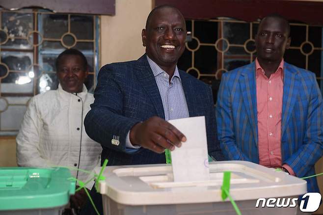 9일(현지시간) 케냐 수고이의 한 투표소에서 윌리엄 루토(가운데) 대선 후보 겸 현 부통령이 투표함에 용지를 넣고 있다. 2022.08.09 ⓒ AFP=뉴스1 ⓒ News1 정윤미 기자