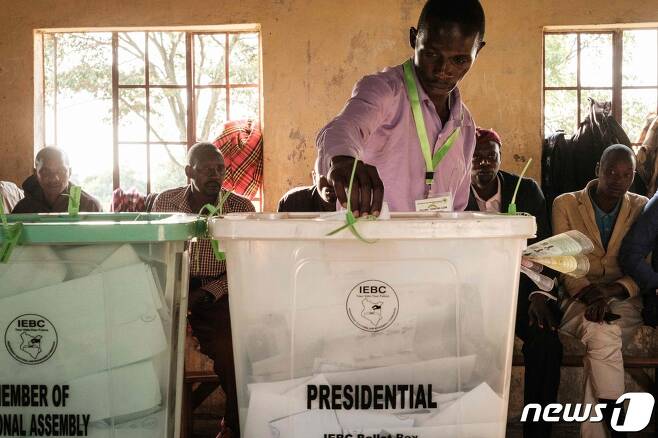 9일(현지시간) 케냐 마수루라의 한 투표소에서 한 남성이 대통령 선거 투표함에 투표용지를 넣고 있다. 2022.08.09 ⓒ AFP=뉴스1 ⓒ News1 정윤미 기자