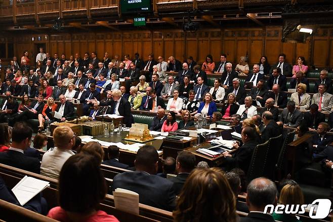 영국 하원의원들이 20일(현지시간) 보리스 존슨 영국 총리의 고별 연설을 듣고 있다. ⓒ 로이터=뉴스1