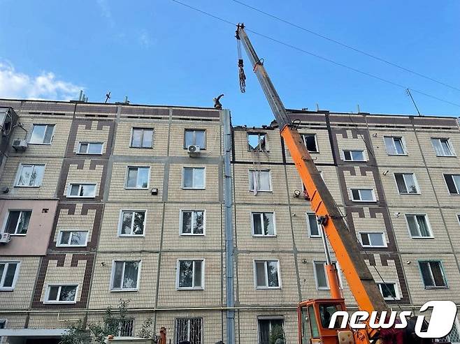 우크라이나 드니프로페트로우스크주 니코폴에서 러시아의 공격으로 파손된 주거용 건물. 2022.07.17/뉴스1 ⓒ 로이터=뉴스1 ⓒ News1 김민수 기자