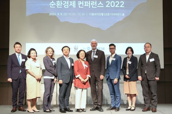 지난 9일 서울시 중구 소재 더 플라자 호텔에서 열린 ‘순환경제 컨퍼런스 2022’ 에서 박종일 우리금융그룹 부사장(왼쪽 네번째) 등 관계자들이 기념사진을 촬영하고 있다.