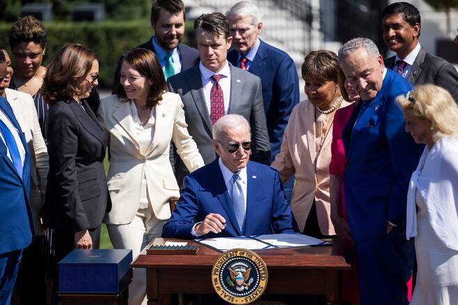 조 바이든 미국 대통령이 9일 백악관에서 반도체법에 서명하고 있다./EPA연합뉴스