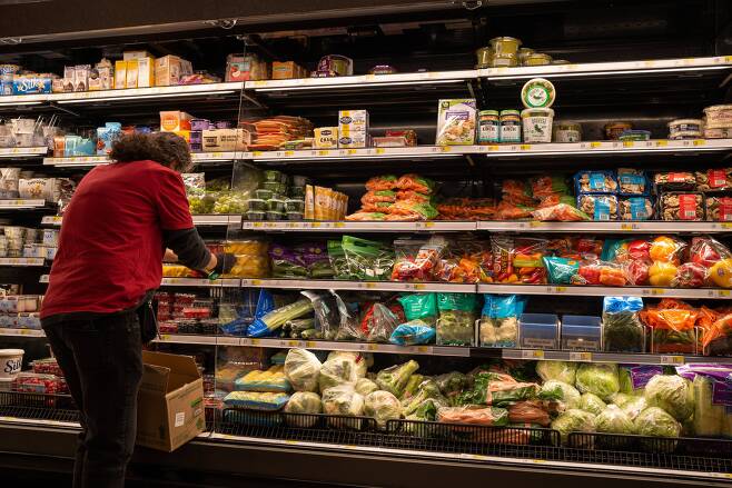 미국 뉴욕의 한 대형마트 식료품 코너에서 장을 보는 미국인.