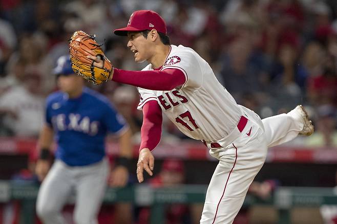 미국 메이저리그 로스앤젤레스(LA) 에인절스 선발투수 오타니 쇼헤이(오른쪽). /연합뉴스