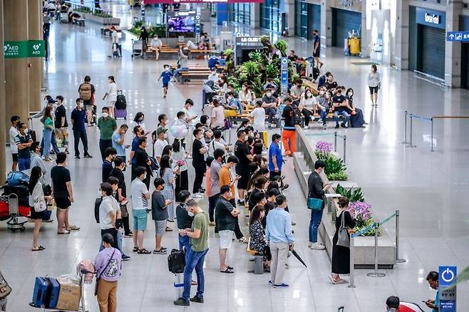 지난달 24일 인천국제공항 1터미널 입국장이 사람들로 붐비고 있다. ⓒ뉴시스