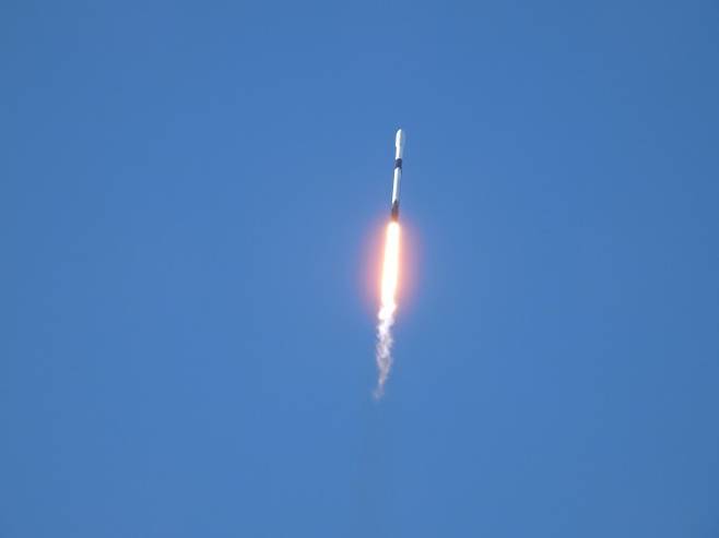 한국 최초 달 탐사선 다누리를 실은 스페이스X 팰컨9 로켓이 날아오르고 있다. 과기정통부 제공.