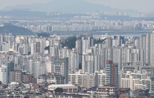 서울 아파트값 10주째 내리막



    (서울=연합뉴스) 이재희 기자 = 4일 한국부동산원 조사에 따르면 이번주 서울 아파트값은 지난주와 마찬가지로 0.07% 하락했다. 다주택자 양도소득세 중과 시행 이후 매물이 늘었지만 금리 인상과 경제 불안 요인이 증가하며 5월 말부터 10주 연속 하락세다. 사진은 이날 서울 남산에서 바라본 아파트. 2022.8.4



    scape@yna.co.kr



(끝)