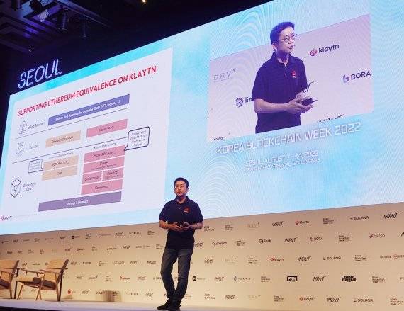 서상민(Sam Seo) 클레이튼 재단 이사장이 8일 서울 강남구 그랜드 인터컨티넨탈 서울 파르나스 호텔에서 열린 ‘KBW2022:IMPACT’에서 기조연설을 하고 있다. 팩트블록 제공