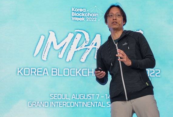 얏 시우 애니모카브랜드 공동 창업자 겸 회장이 9일 서울 강남구 그랜드 인터컨티넨탈 서울 파르나스 호텔에서 열린 아시아 최대 블록체인 이벤트 ‘코리아블록체인위크 2022(KBW 2022)’ 메인 컨퍼런스 ‘KBW2022:IMPACT’에서 강연하고 있다. 팩트블록 제공