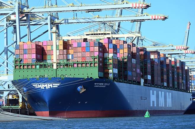 HMM 컨테이너선이 네덜란드 로테르담 항구 부두에 정박해 있다. DPA/연합뉴스