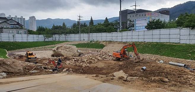 공사 중단 명령이 내려지기 전인 지난달 찍은 구산동 고인돌 현장. 묘역 안에 포클레인이 들어가 흙을 퍼내며 작업 중인 광경이 보인다. 익명을 요청한 고고학계 한 연구자가 제공한 사진이다.