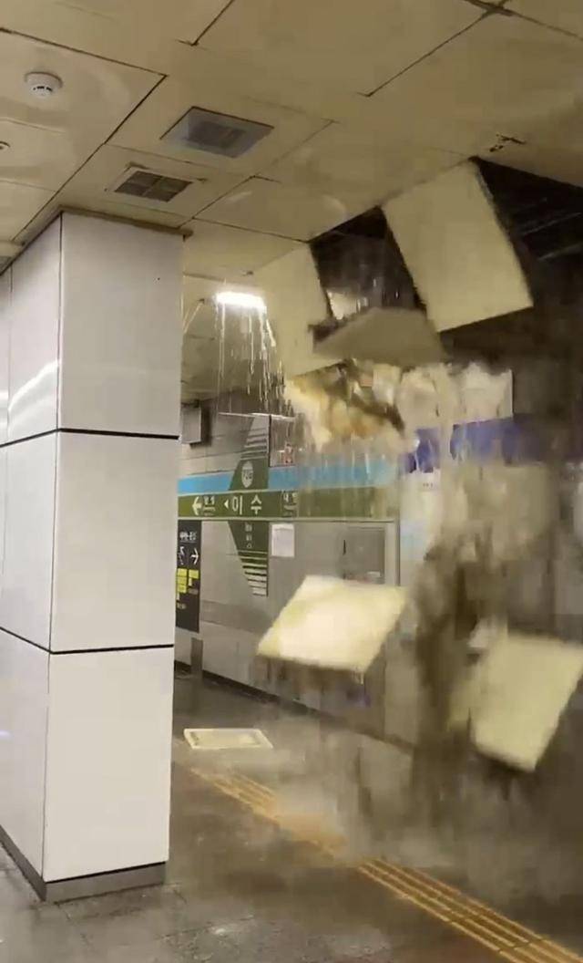 8일 서울 이수역 승강장 천장이 폭우로 무너지고 있다. 뉴스1