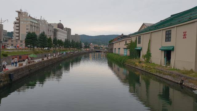오타루 운하를 사이로 왼쪽엔 돌로 된 도보길이 뻗어 있고, 오른쪽엔 옛 석조 창고가 줄줄이 늘어서 있다. 양승준 기자