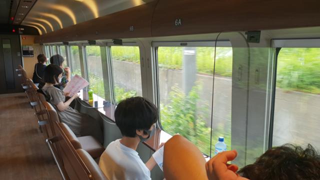 삿포로역에서 후라노역으로 향하는 열차 중 일부는 좌석이 창문 쪽으로 나 있어 정면으로 풍경을 응시할 수 있다. 양승준 기자